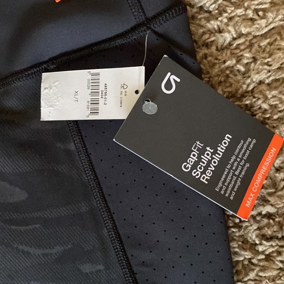 Gap Fit Sculpt Revolution Compression Leggings in Black Camo - Picture 6 of 16